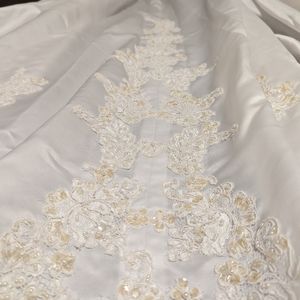 Gloria Vanderbilt wedding dress and train